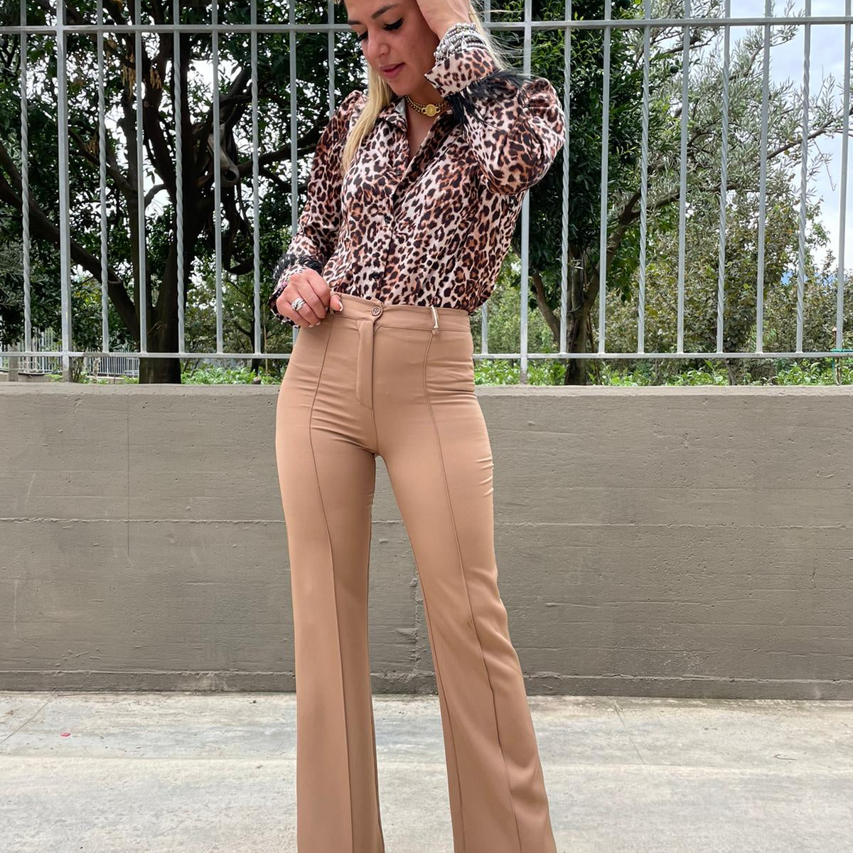 Pantalone a zampa tinta unita