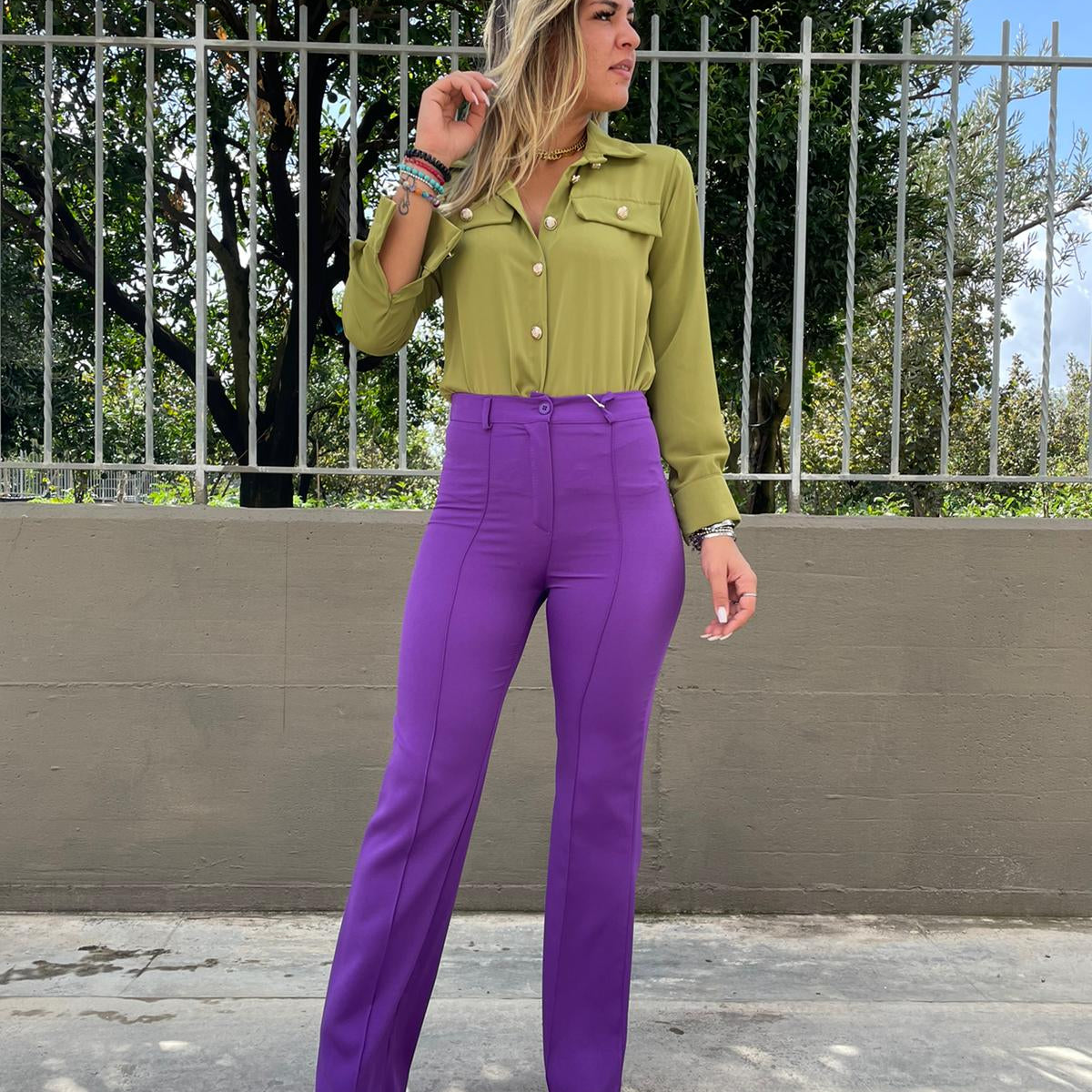 Pantalone a zampa tinta unita