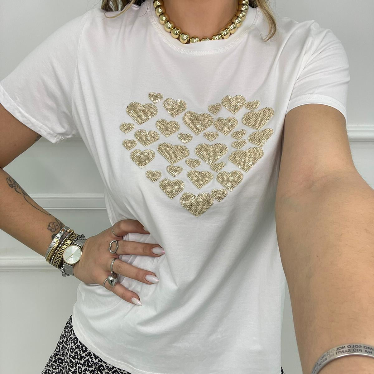 T-shirt tinta unita con cuore in paillettes