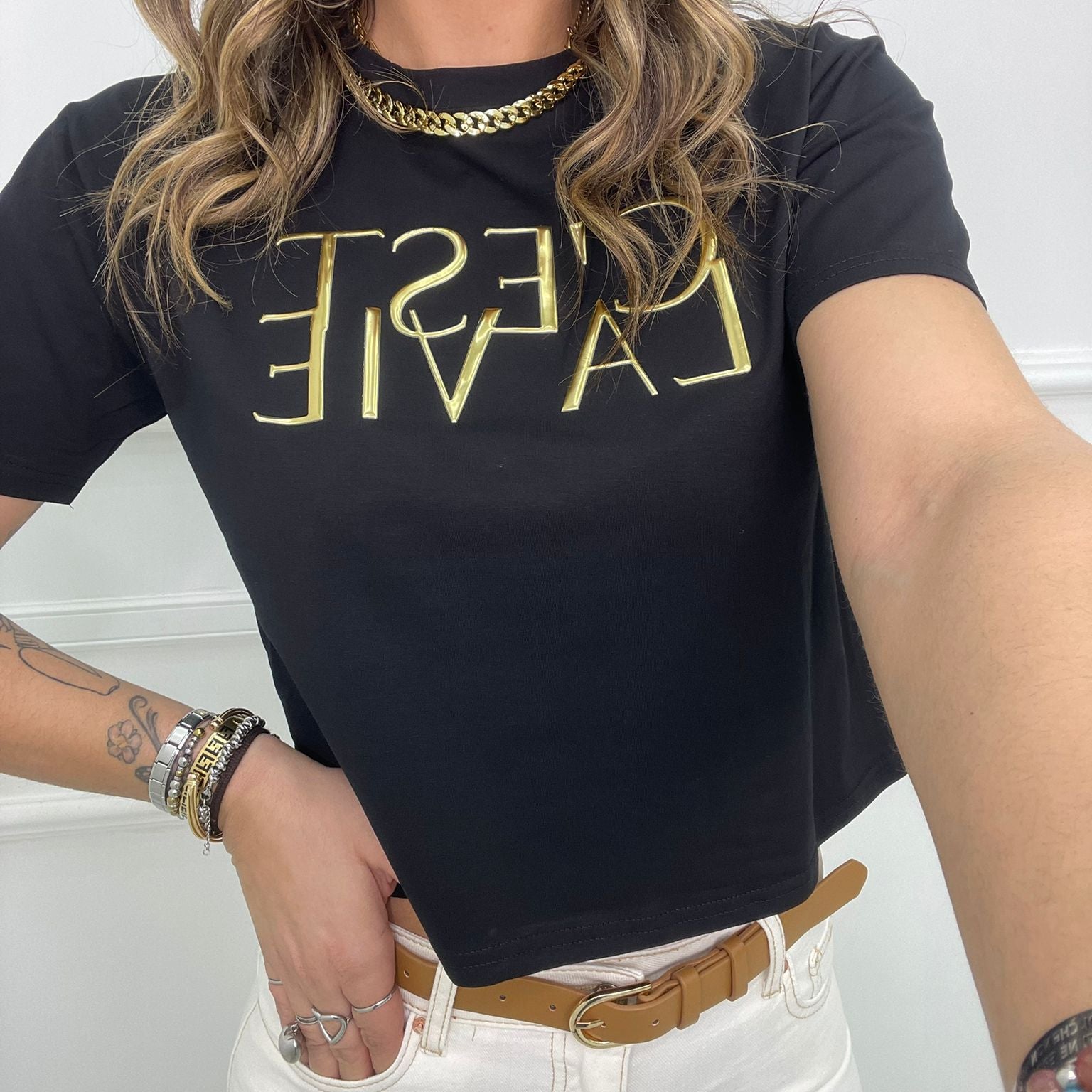 T-shirt con scritta e catena oro