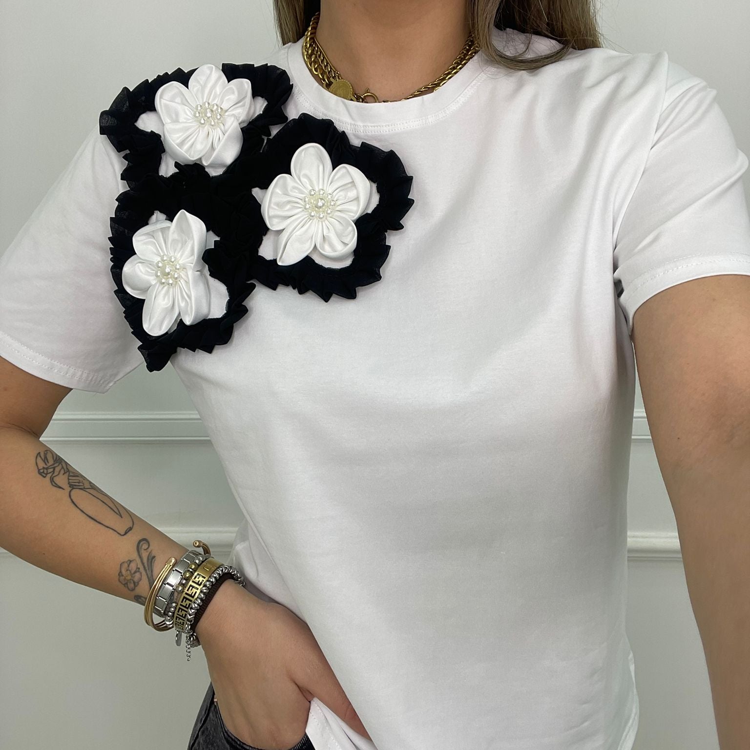 T-shirt tinta unita con applicazione fiori