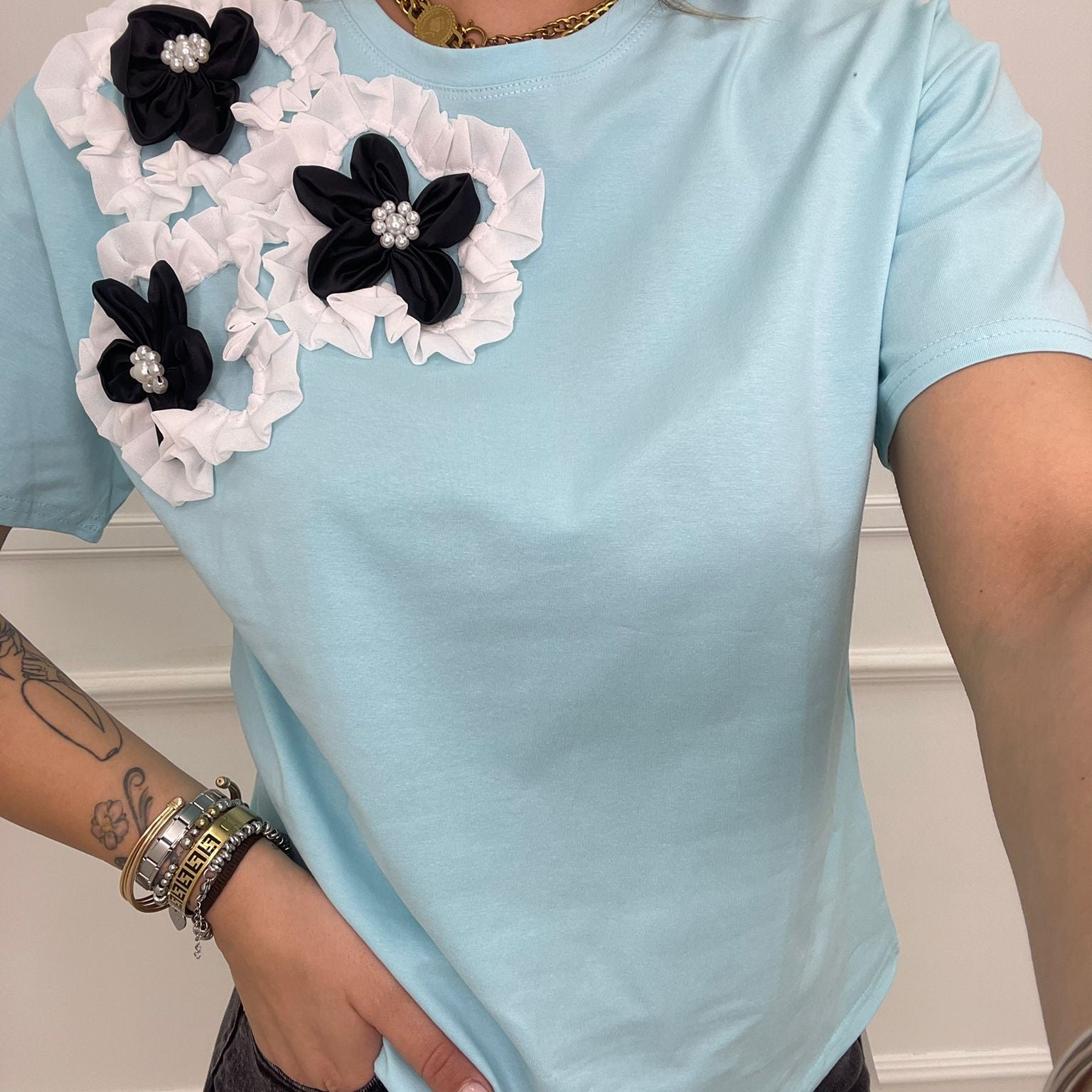 T-shirt tinta unita con applicazione fiori