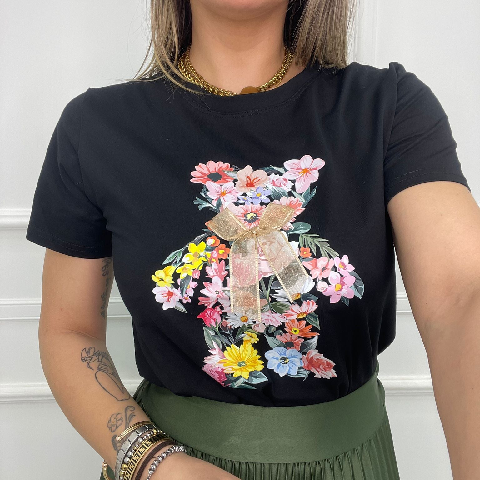 T-shirt tinta unita con stampa orso e fiori