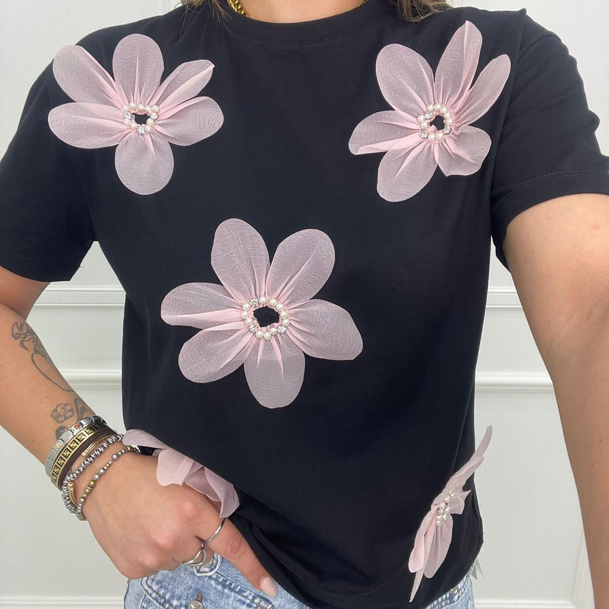 T-shirt tinta unita con fiori in tulle colorati