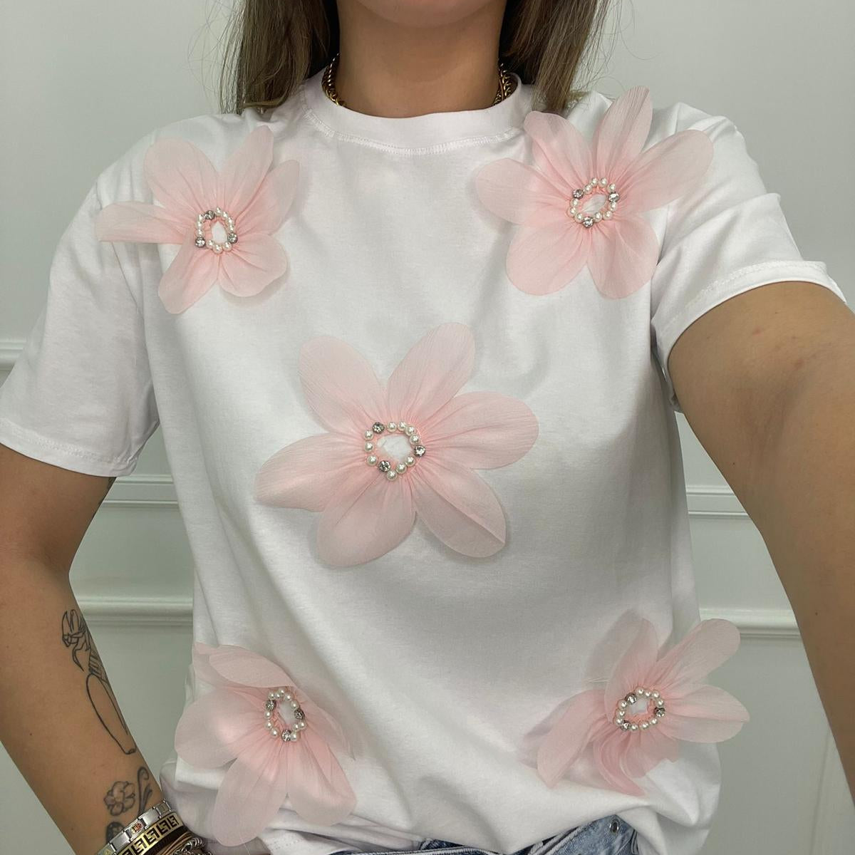 T-shirt tinta unita con fiori in tulle colorati