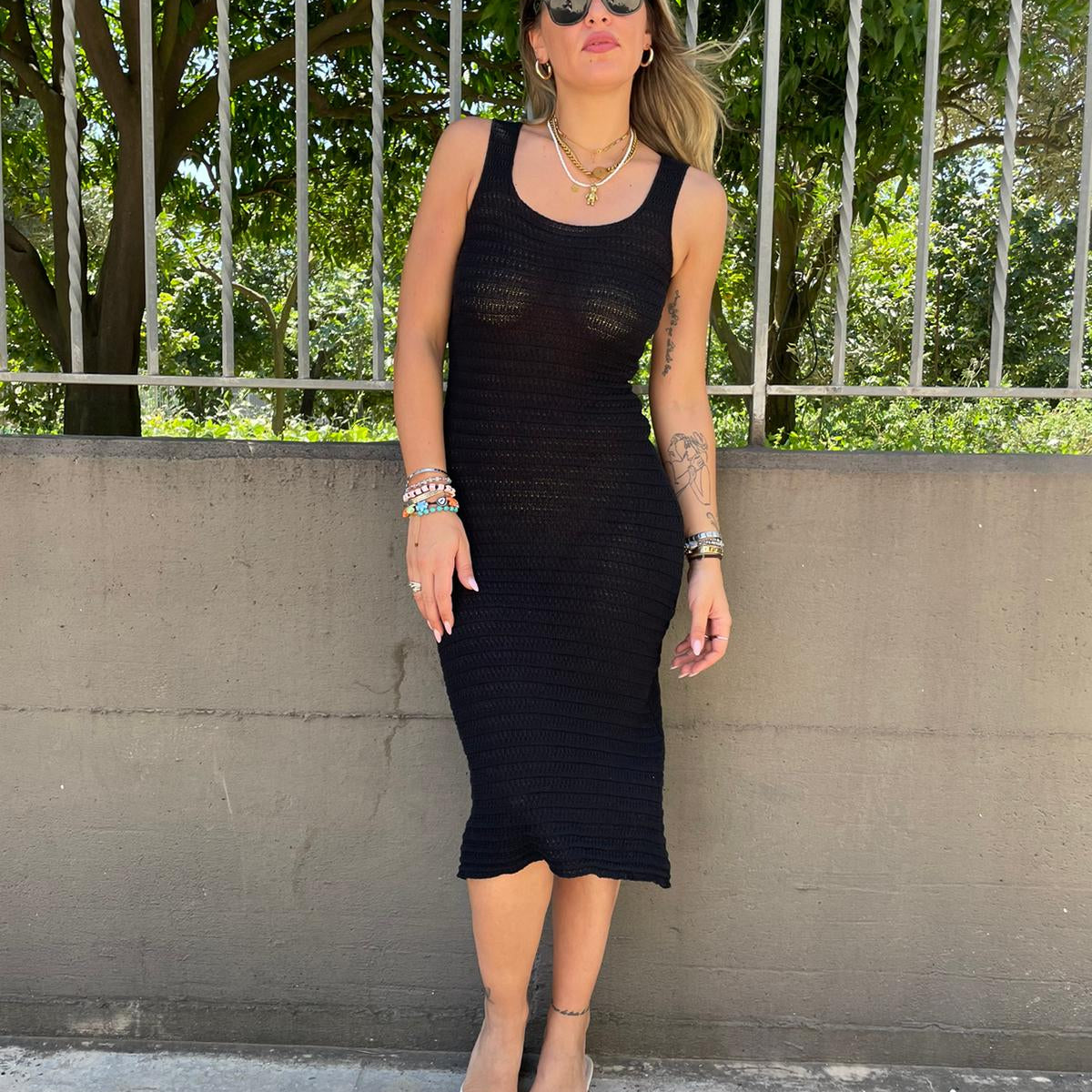 Vestito lungo traforato con scollo quadrato