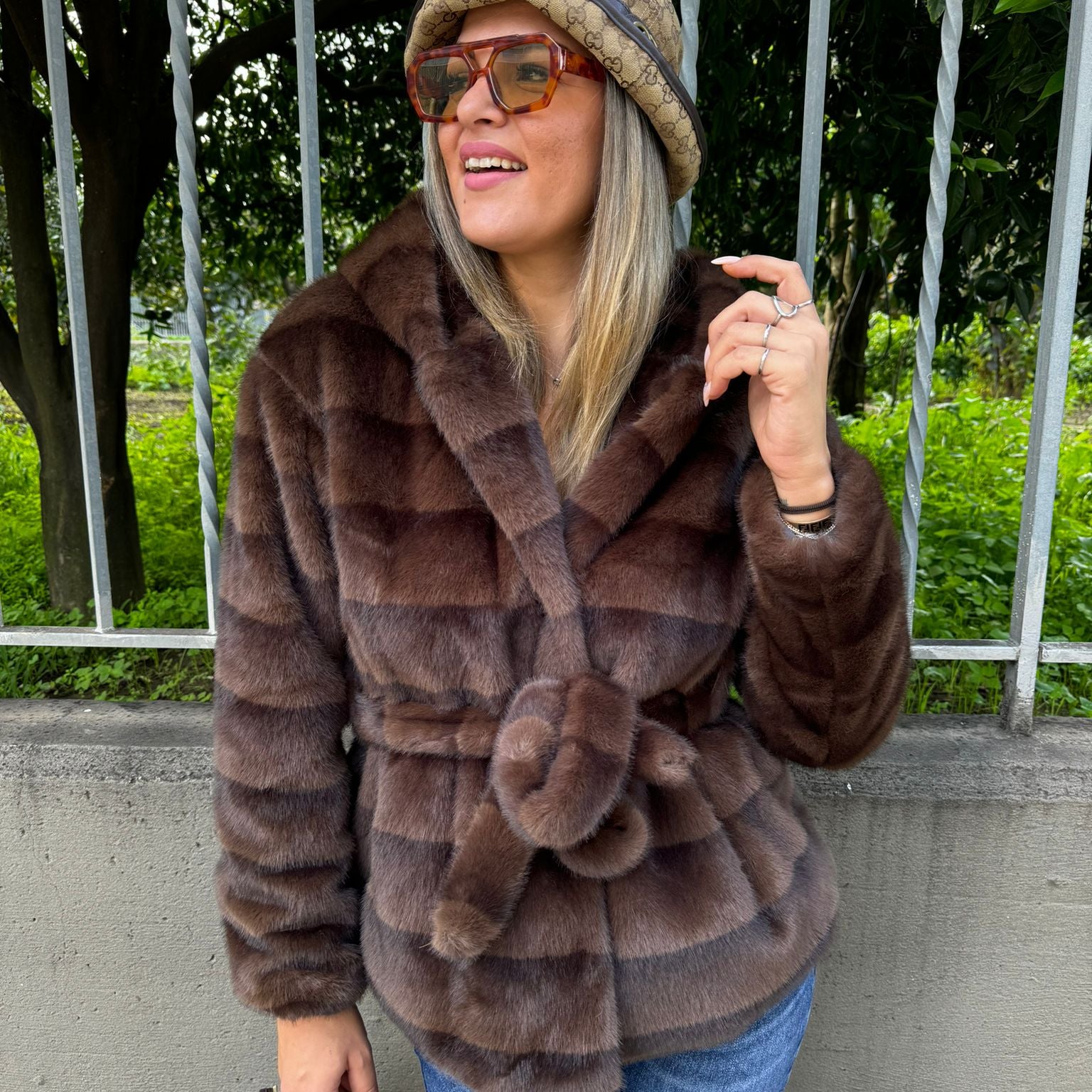 Pelliccia top quality con cappuccio e cintura