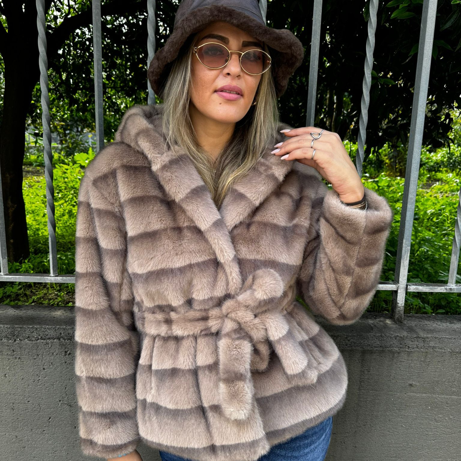 Pelliccia top quality con cappuccio e cintura