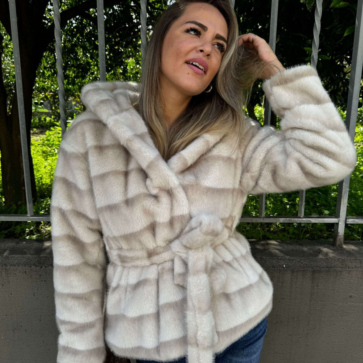 Pelliccia top quality con cappuccio e cintura
