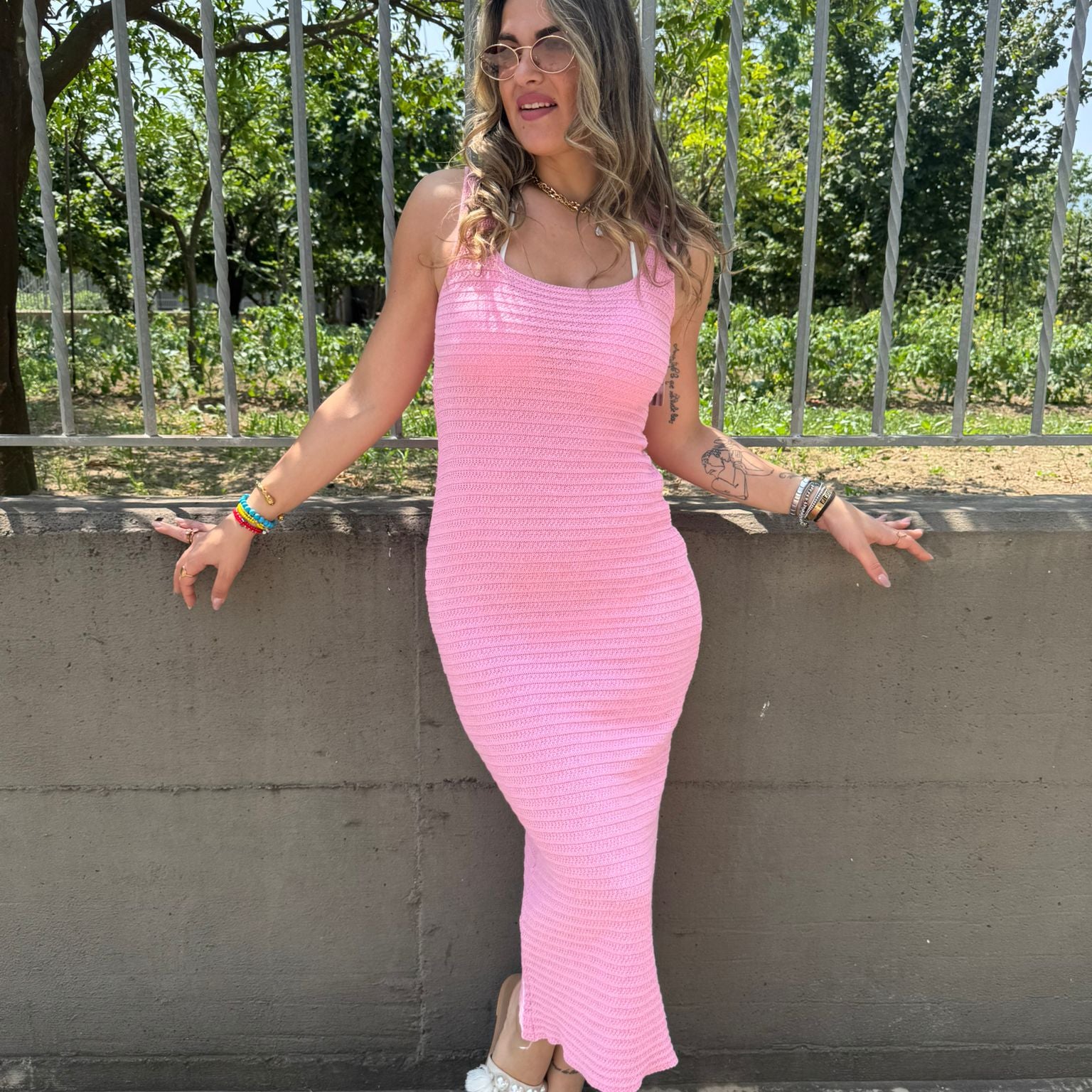 Vestito lungo traforato con scollo quadrato