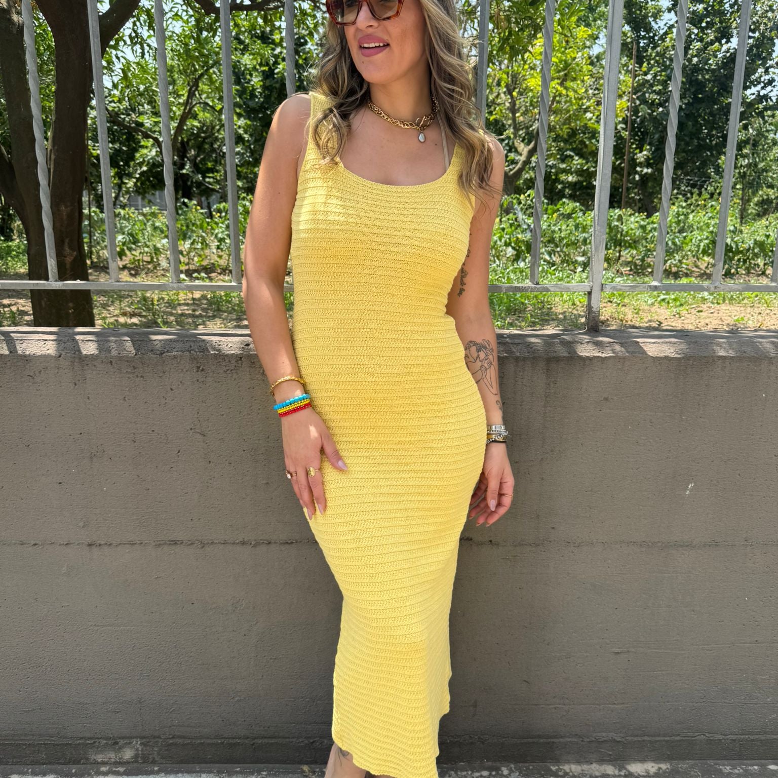 Vestito lungo traforato con scollo quadrato