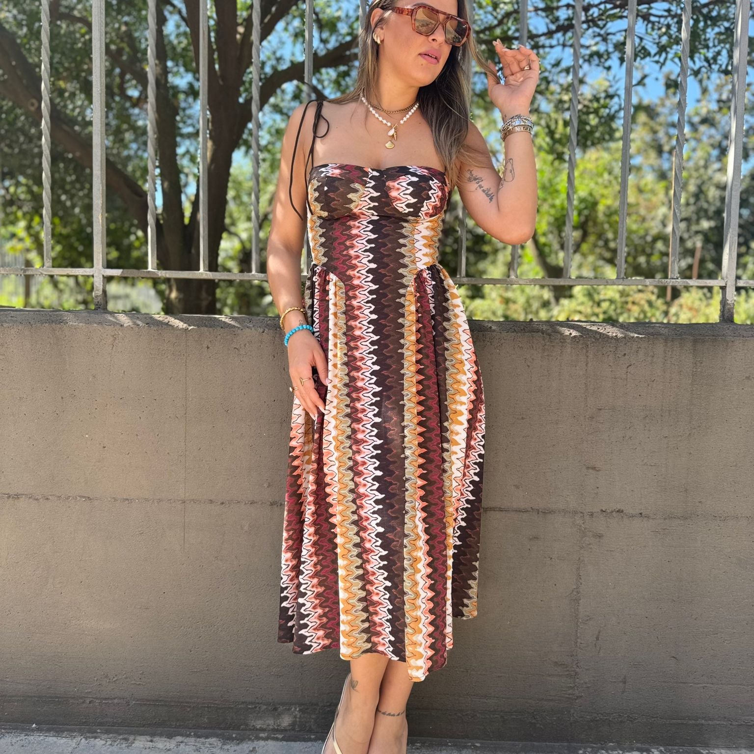 Vestito midi fantasia zig zag modello scampanato