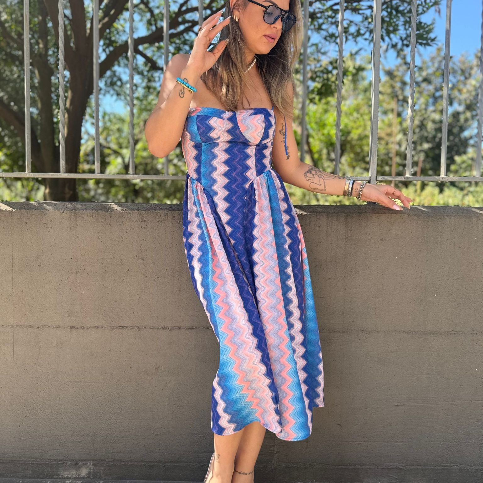 Vestito midi fantasia zig zag modello scampanato