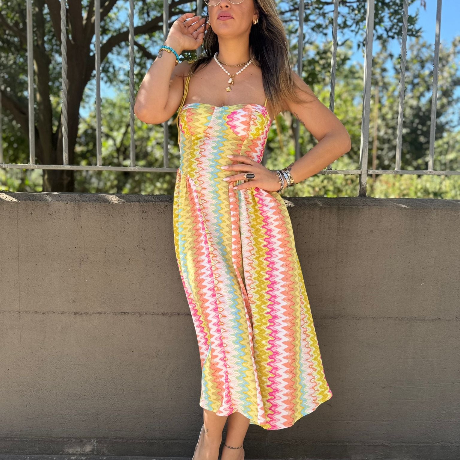 Vestito midi fantasia zig zag modello scampanato