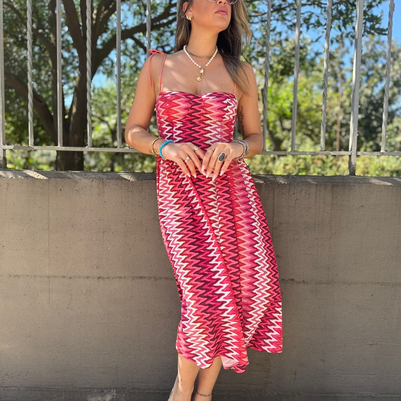 Vestito midi fantasia zig zag modello scampanato
