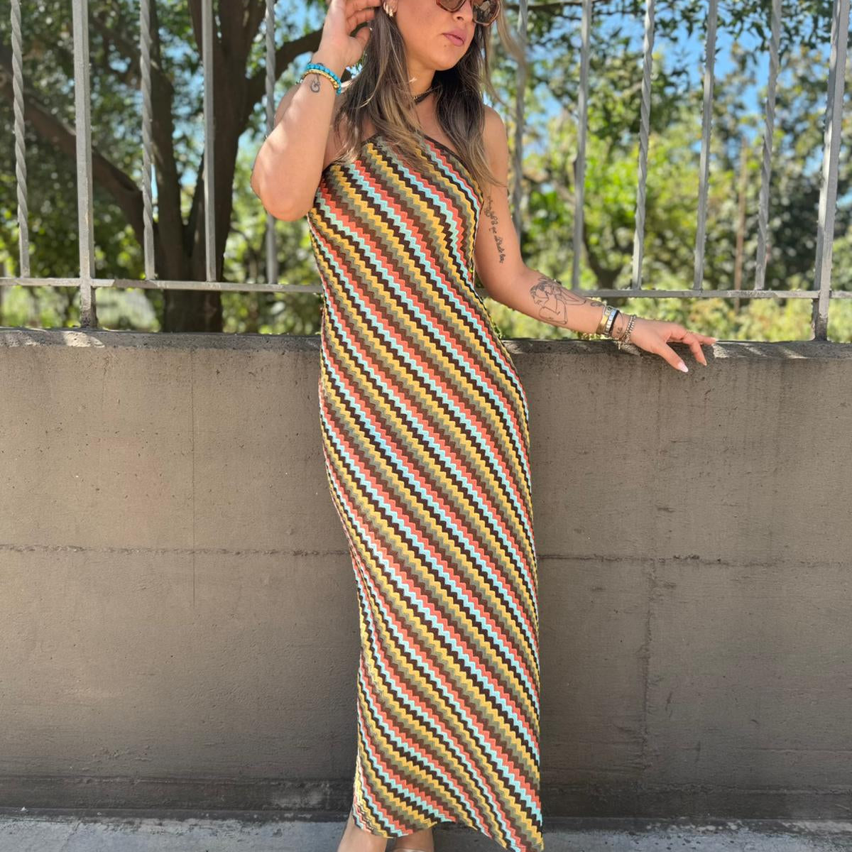 Vestito lungo fantasia colorata con laccetti alla schiena