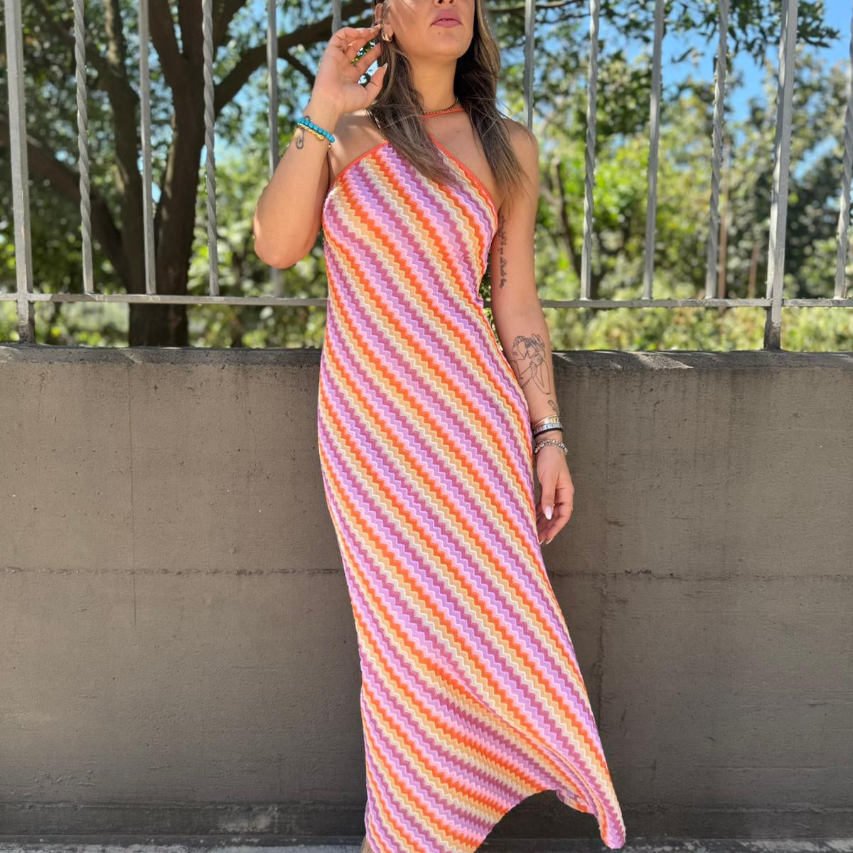 Vestito lungo fantasia colorata con laccetti alla schiena