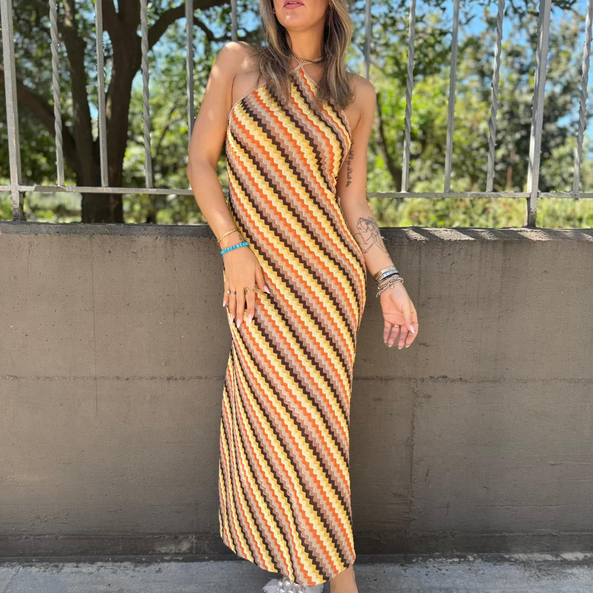 Vestito lungo fantasia colorata con laccetti alla schiena
