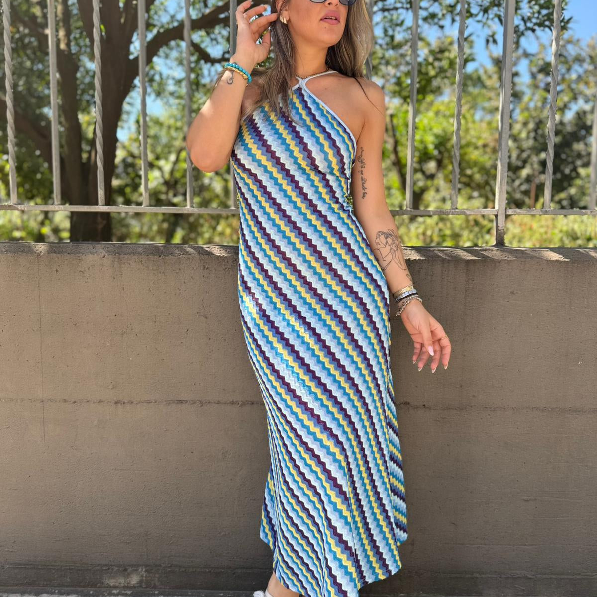 Vestito lungo fantasia colorata con laccetti alla schiena