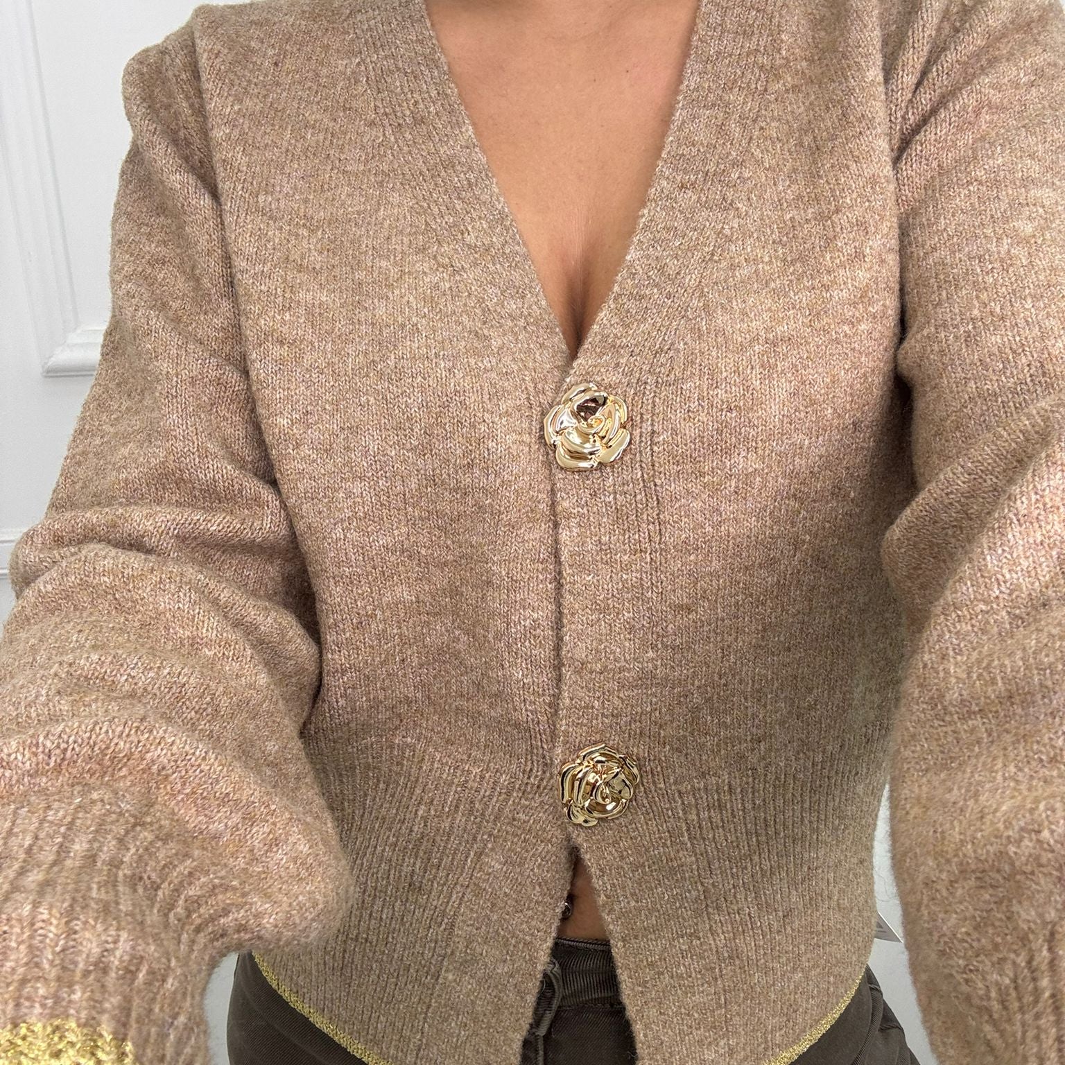 Cardigan con bottoni fiore e bordi laminati