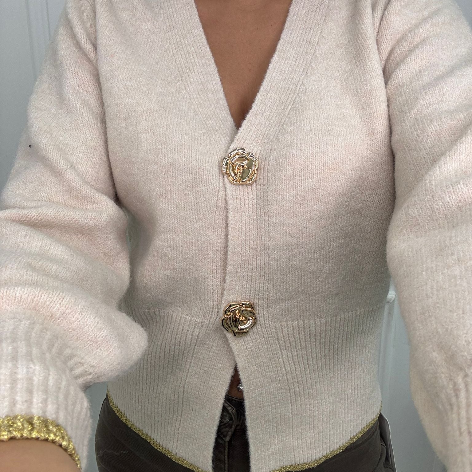 Cardigan con bottoni fiore e bordi laminati