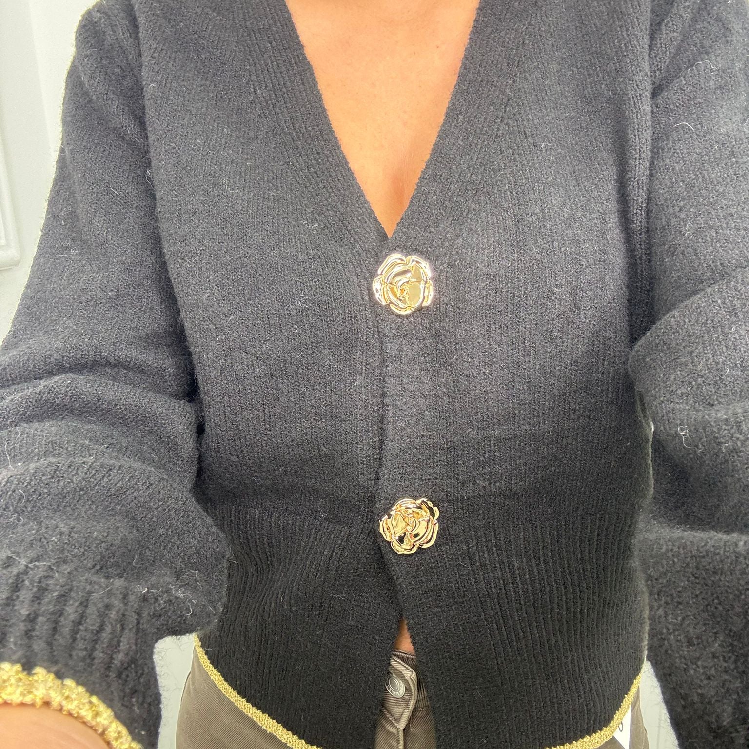 Cardigan con bottoni fiore e bordi laminati