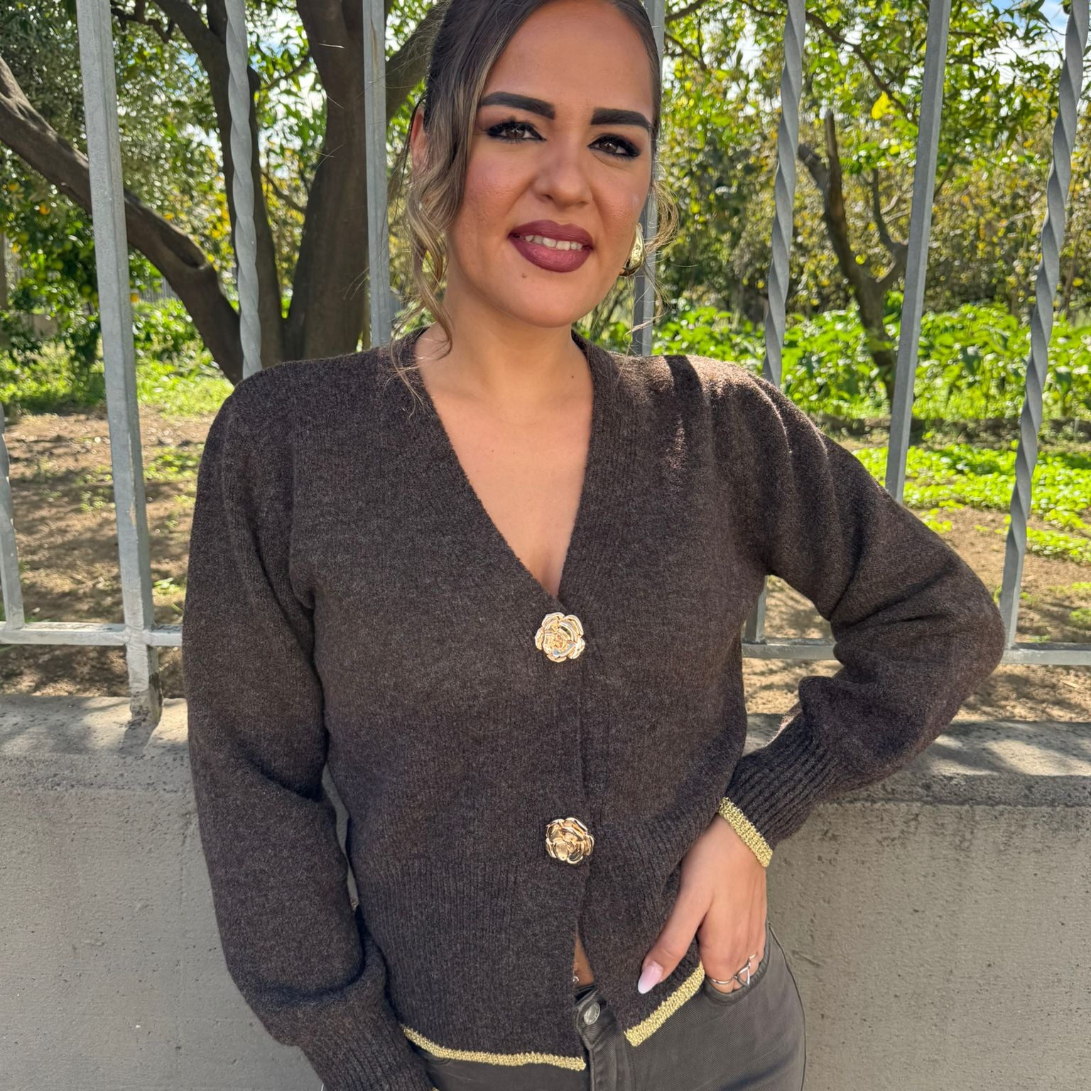 Cardigan con bottoni fiore e bordi laminati