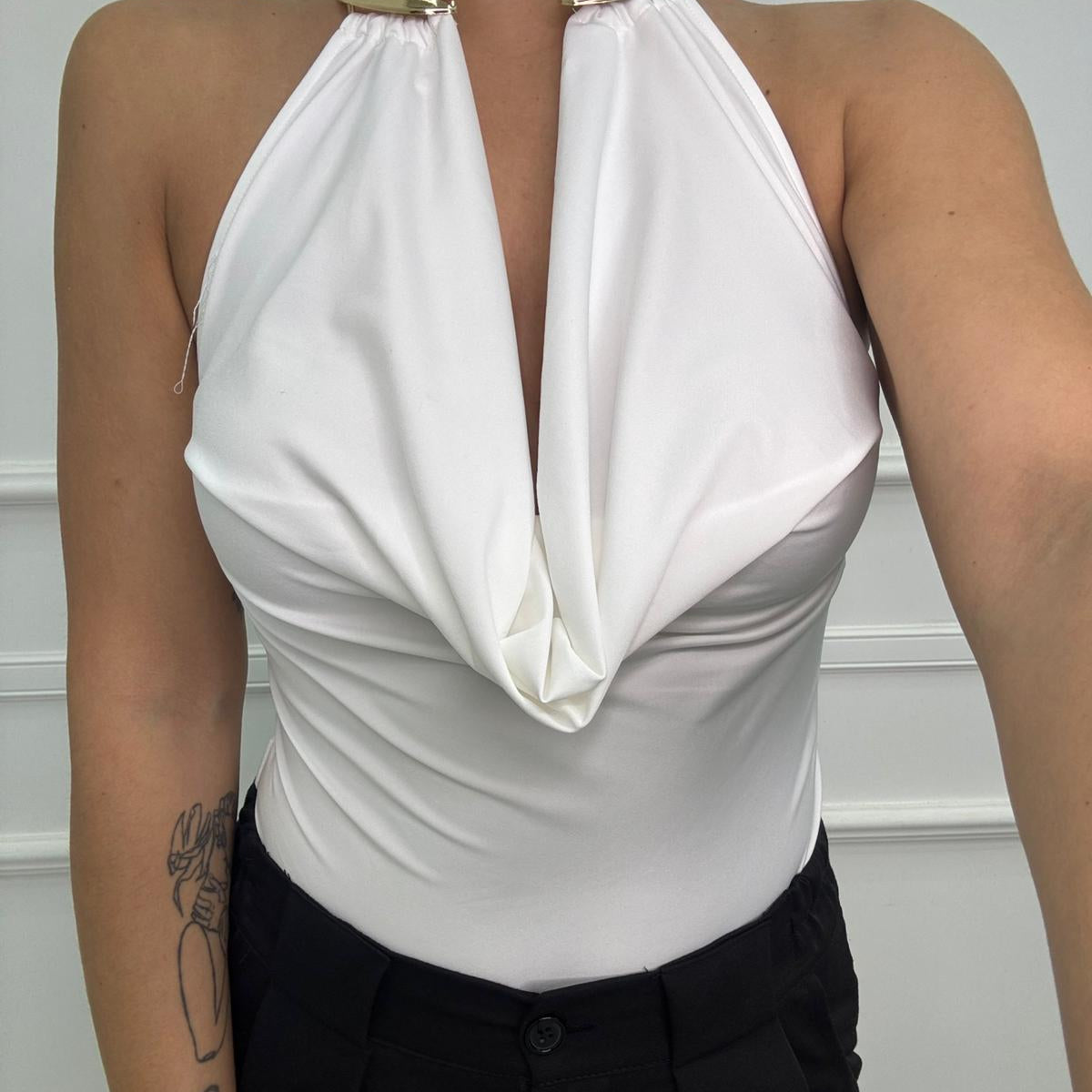 Body con collana oro e scollo morbido