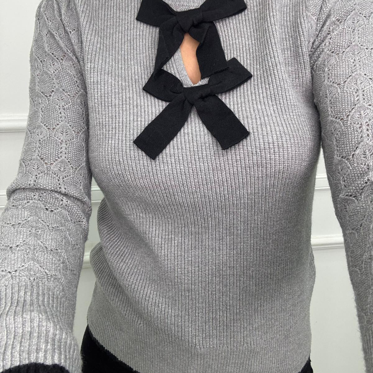 Maglia giro collo con fiocchetti