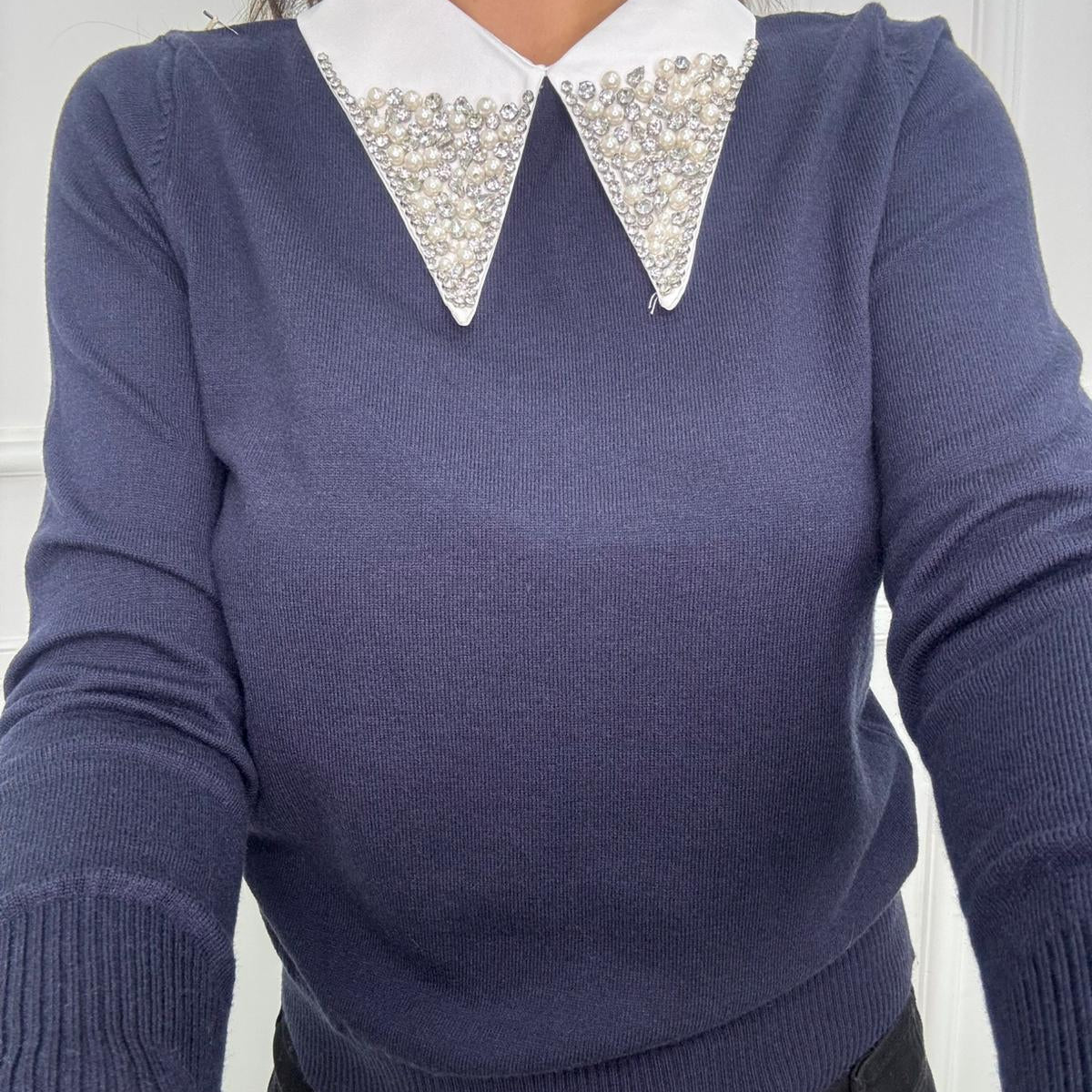 Maglia con colletto bianco e swarovski