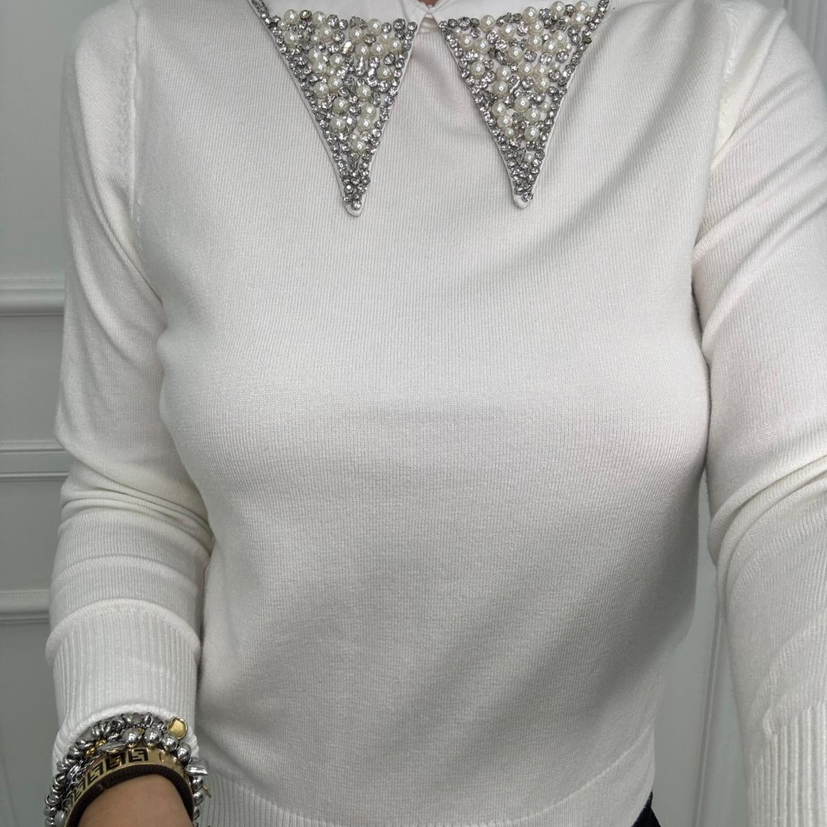 Maglia con colletto bianco e swarovski
