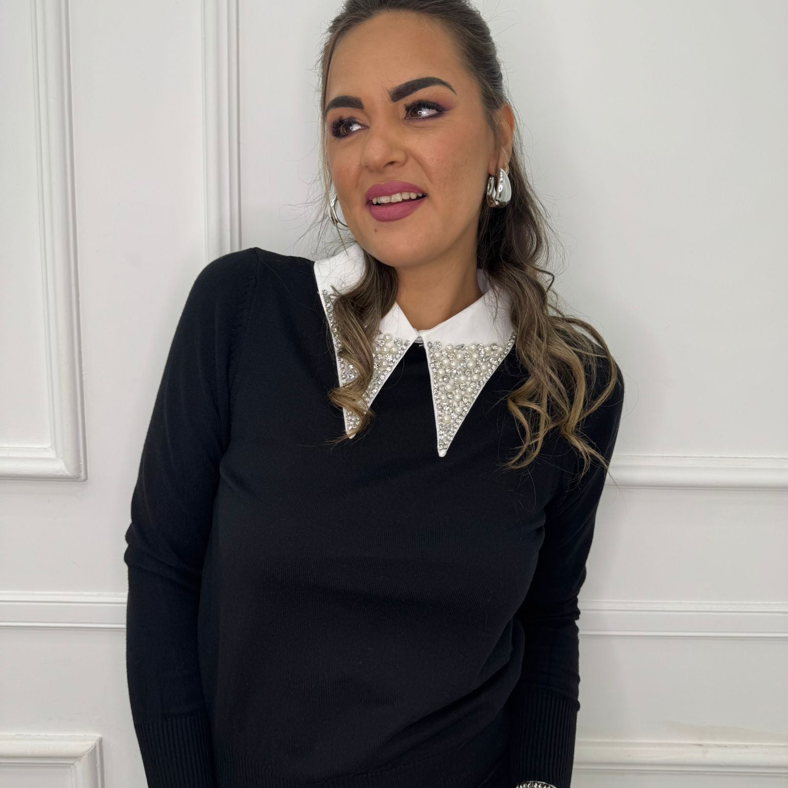 Maglia con colletto bianco e swarovski