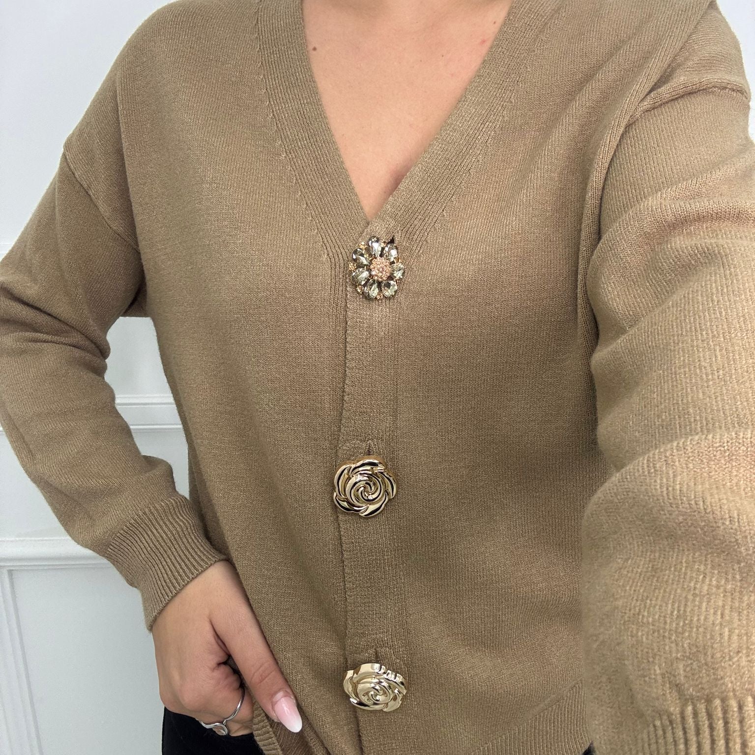 Cardigan over tinta unita con bottoni particolari