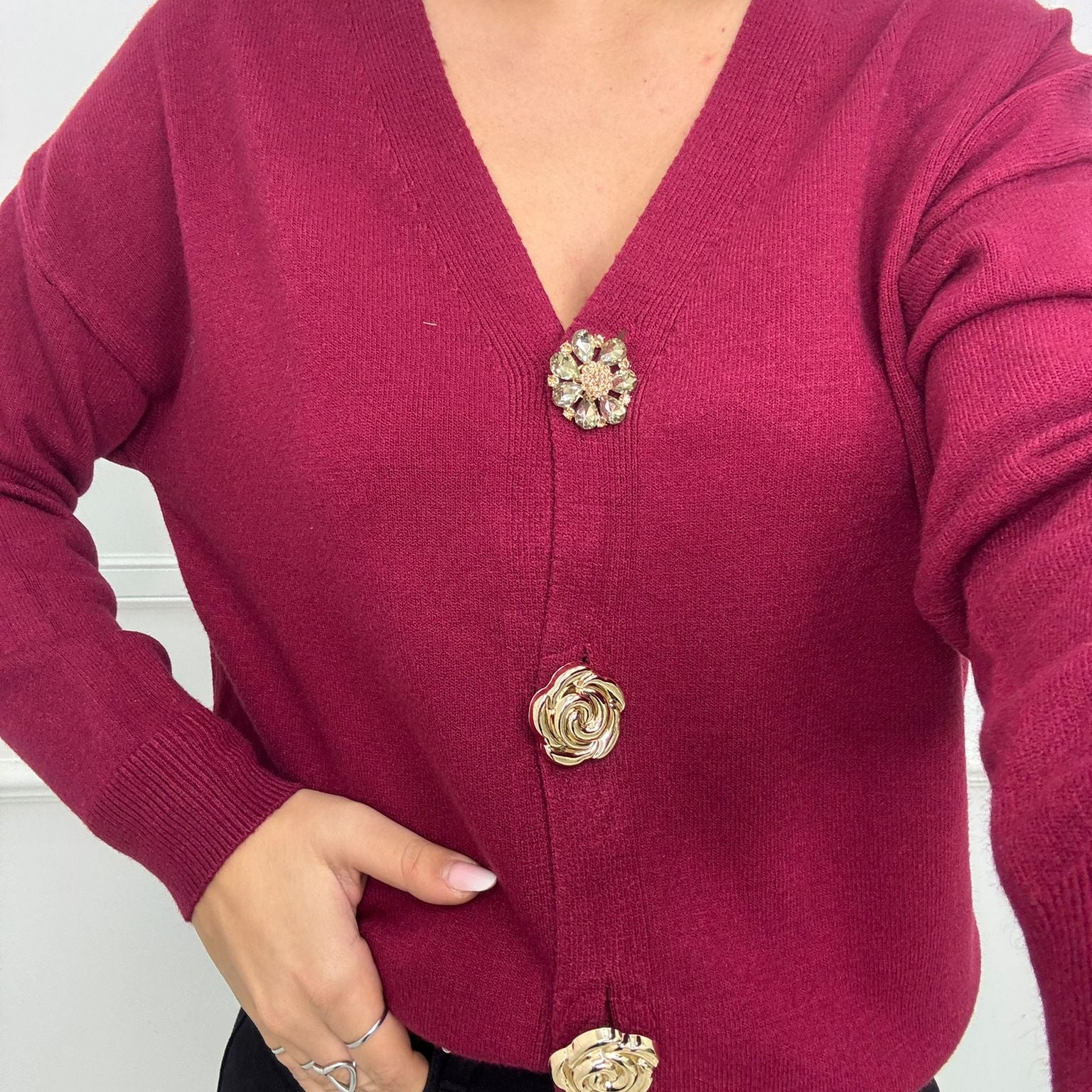 Cardigan over tinta unita con bottoni particolari