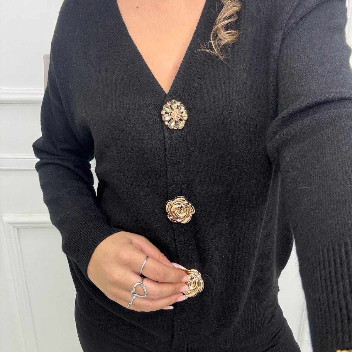 Cardigan over tinta unita con bottoni particolari