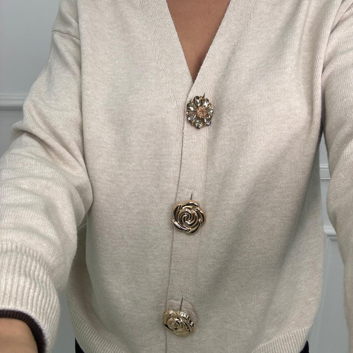 Cardigan over tinta unita con bottoni particolari