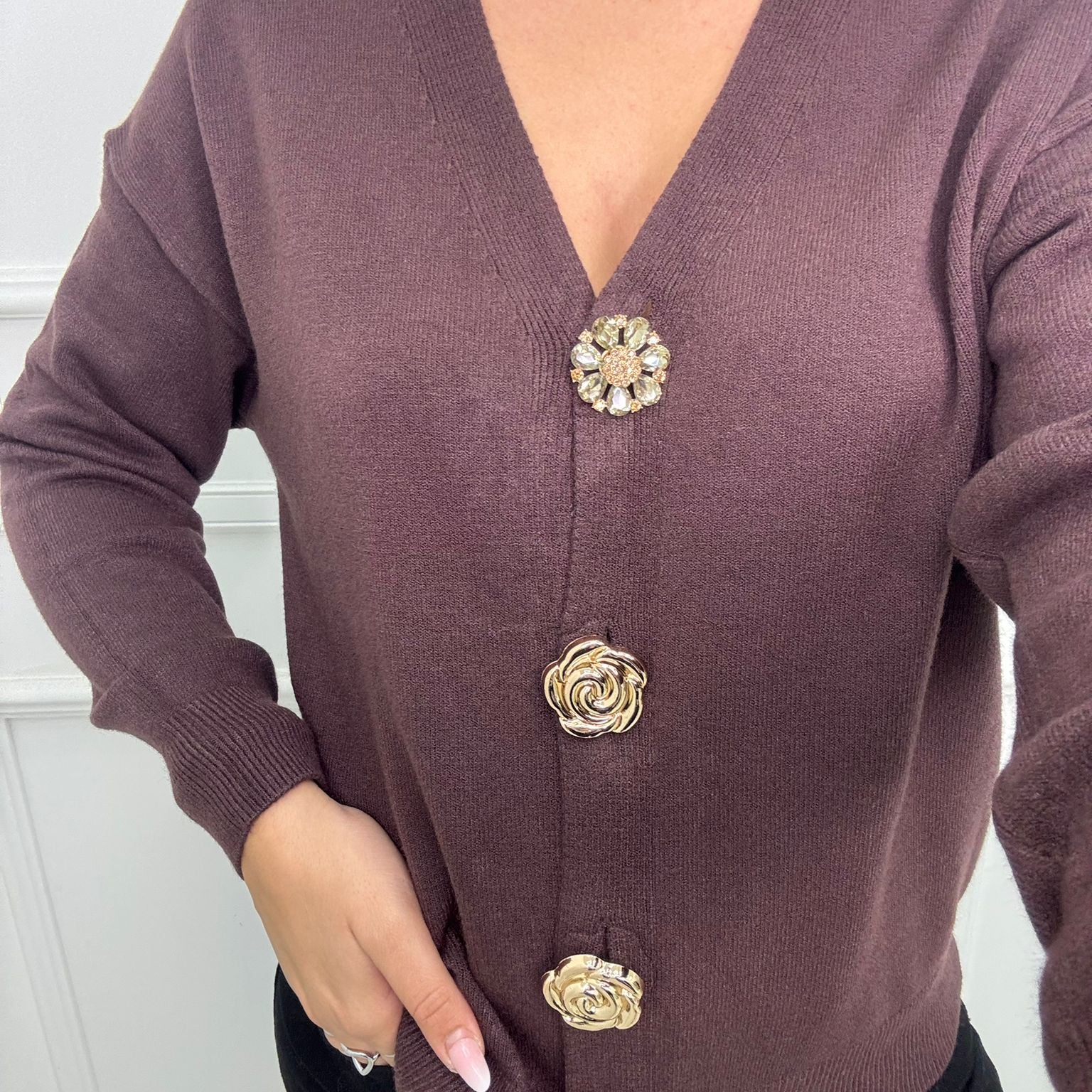 Cardigan over tinta unita con bottoni particolari