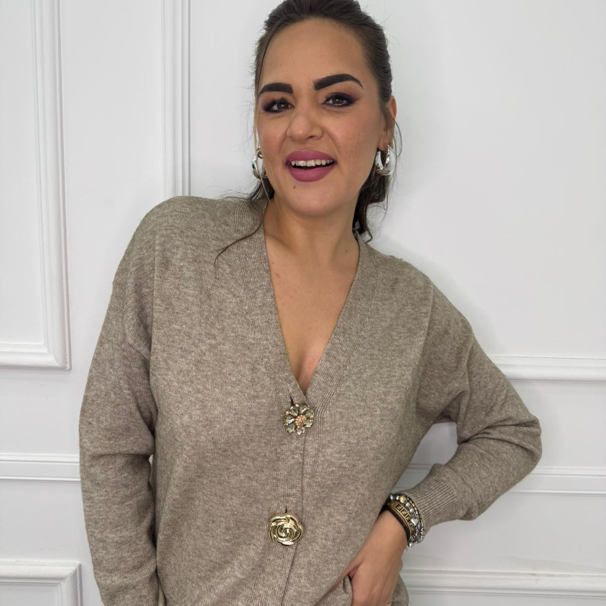Cardigan over tinta unita con bottoni particolari