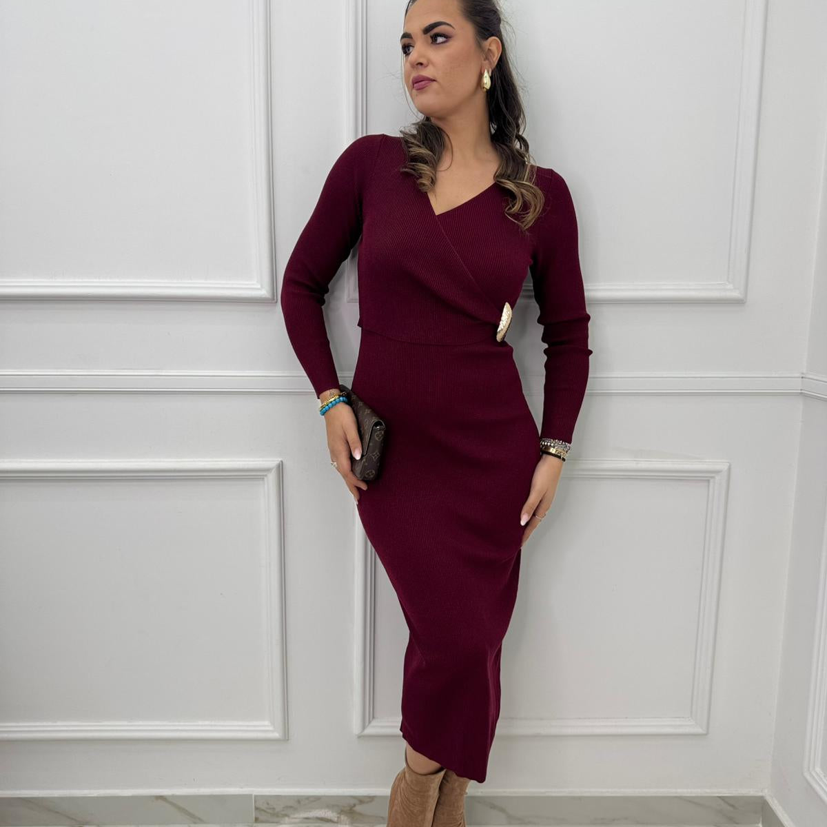 Vestito midi laminato con scollo incrocio e applicazione oro