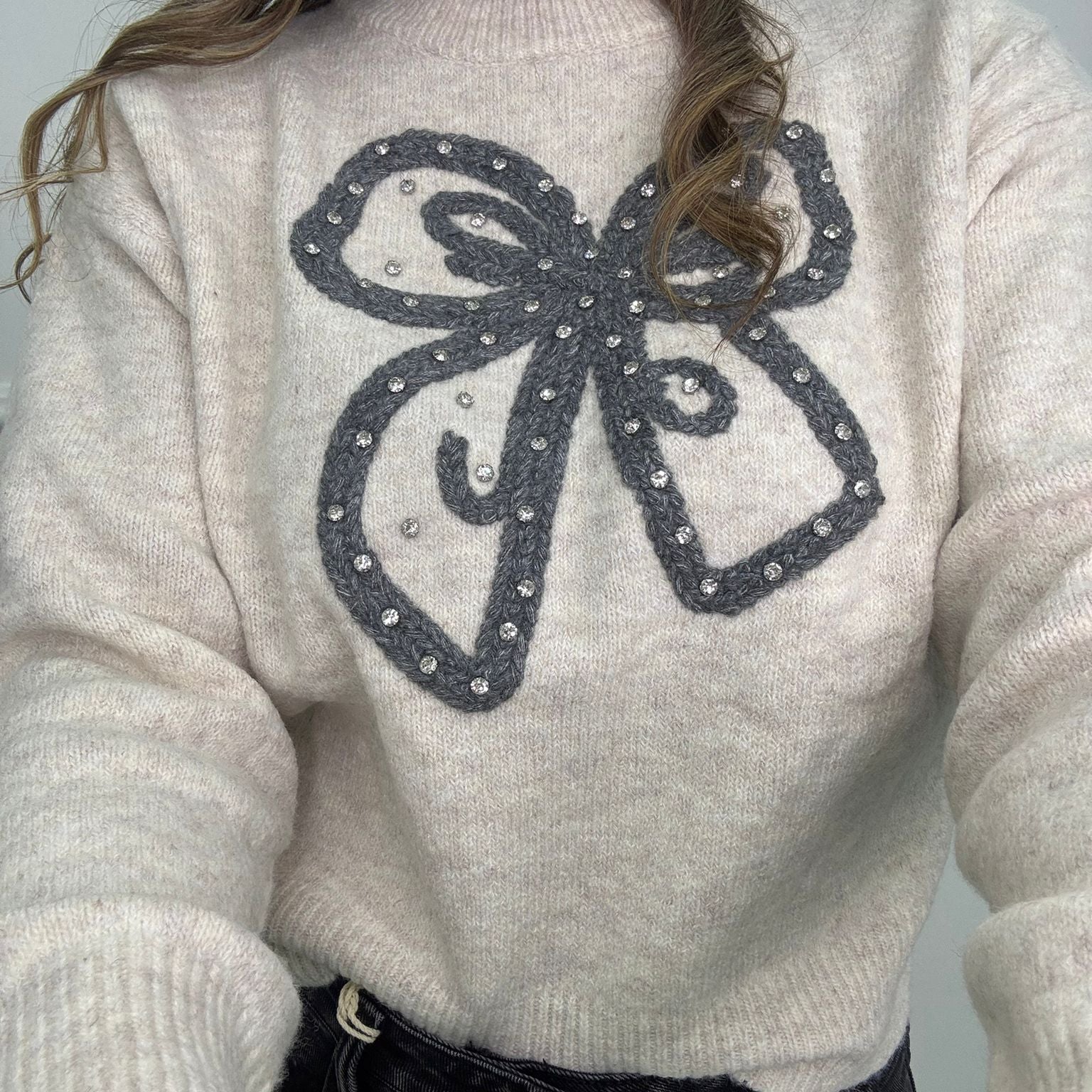 Maglione giro collo con fiocco e swarovski