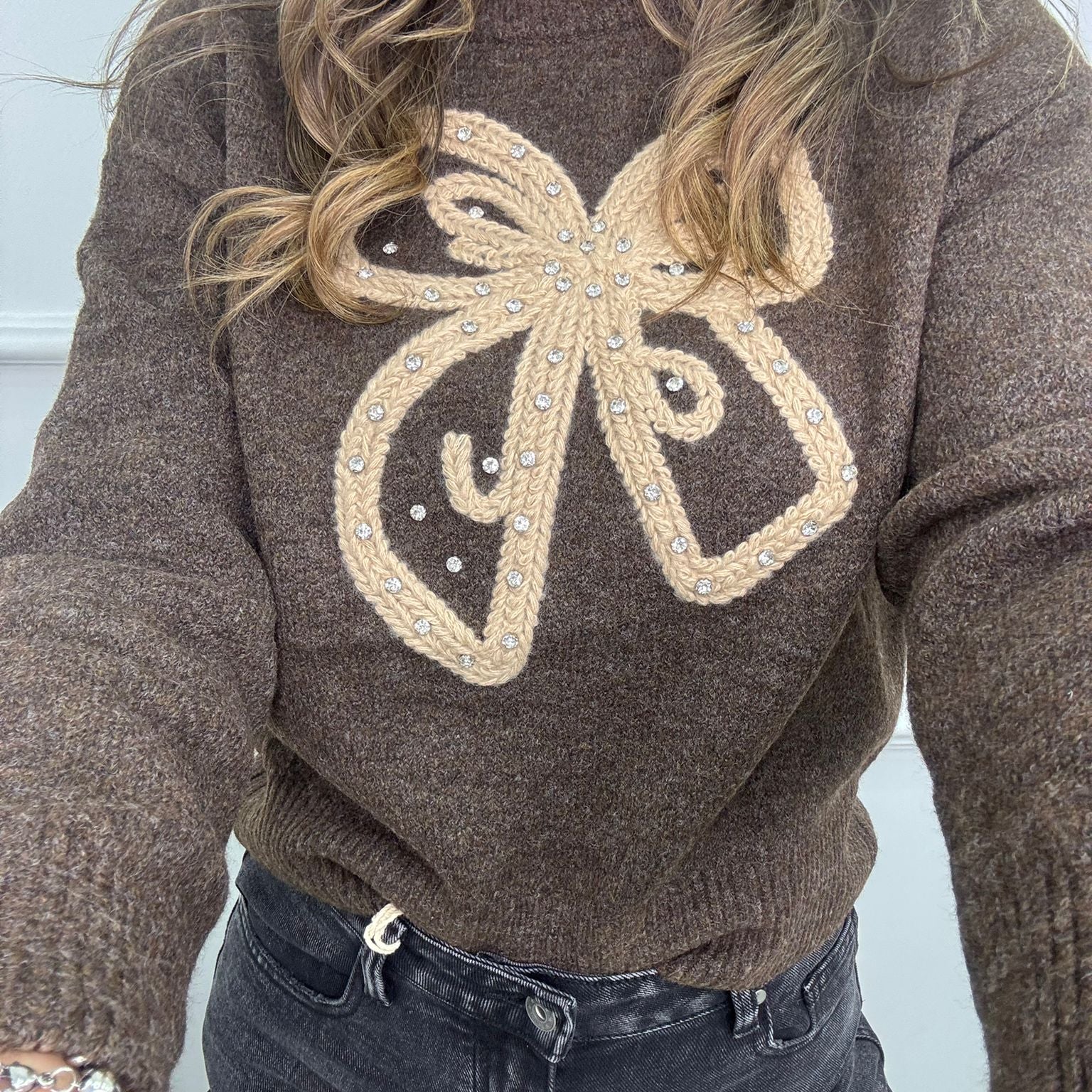 Maglione giro collo con fiocco e swarovski
