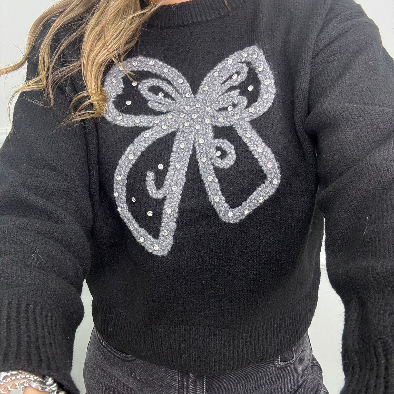 Maglione giro collo con fiocco e swarovski