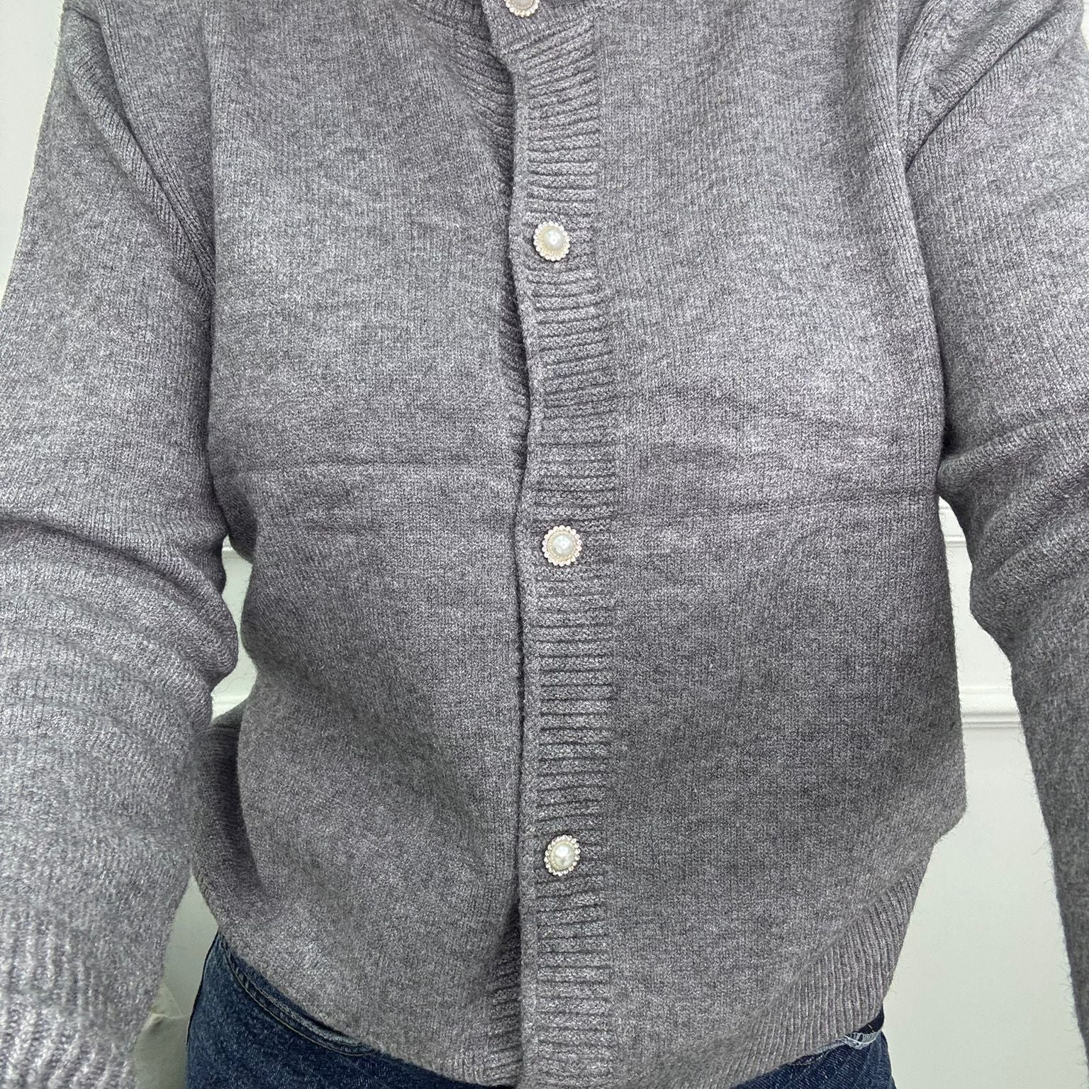 Cardigan tinta unita con bottoni perla
