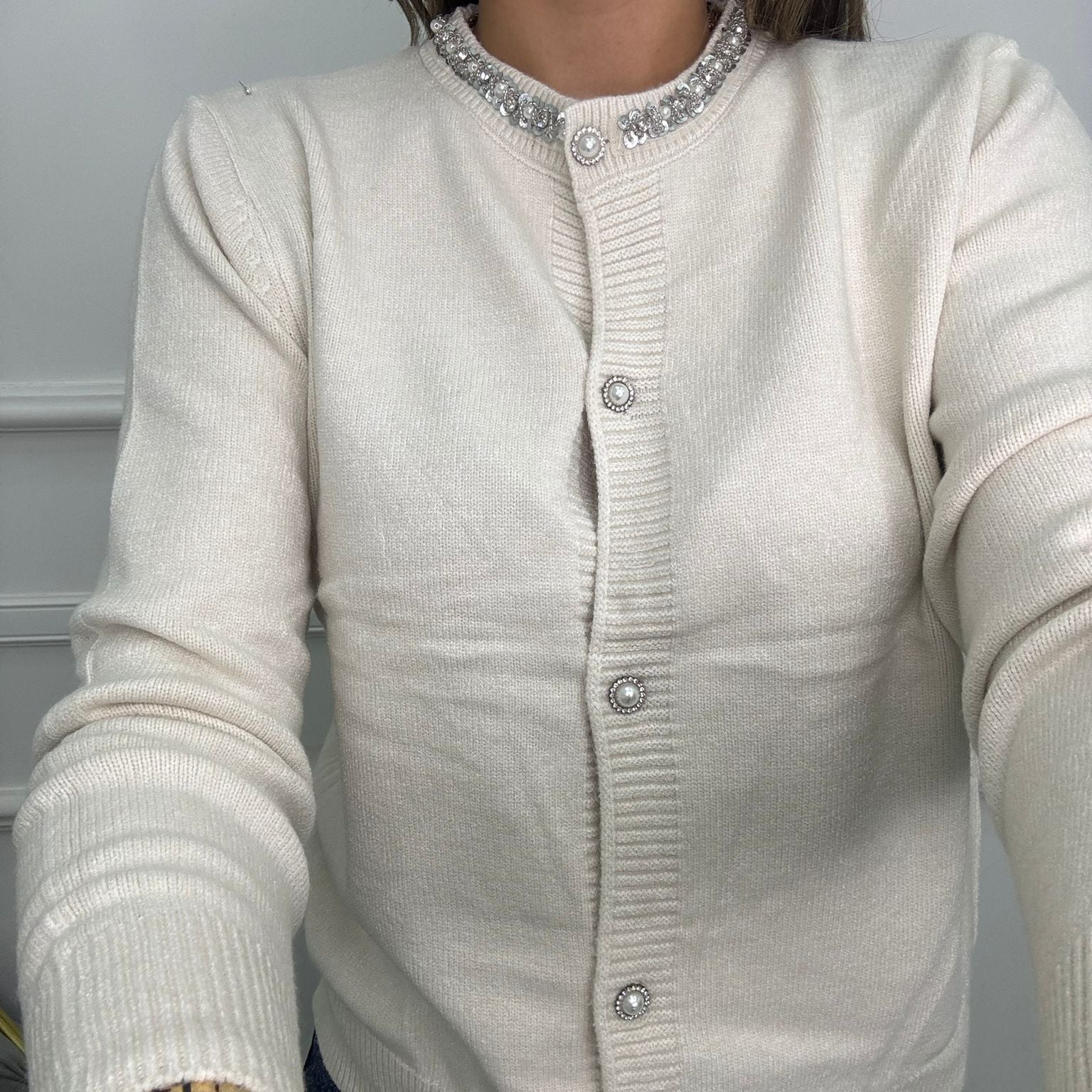 Cardigan tinta unita con bottoni perla