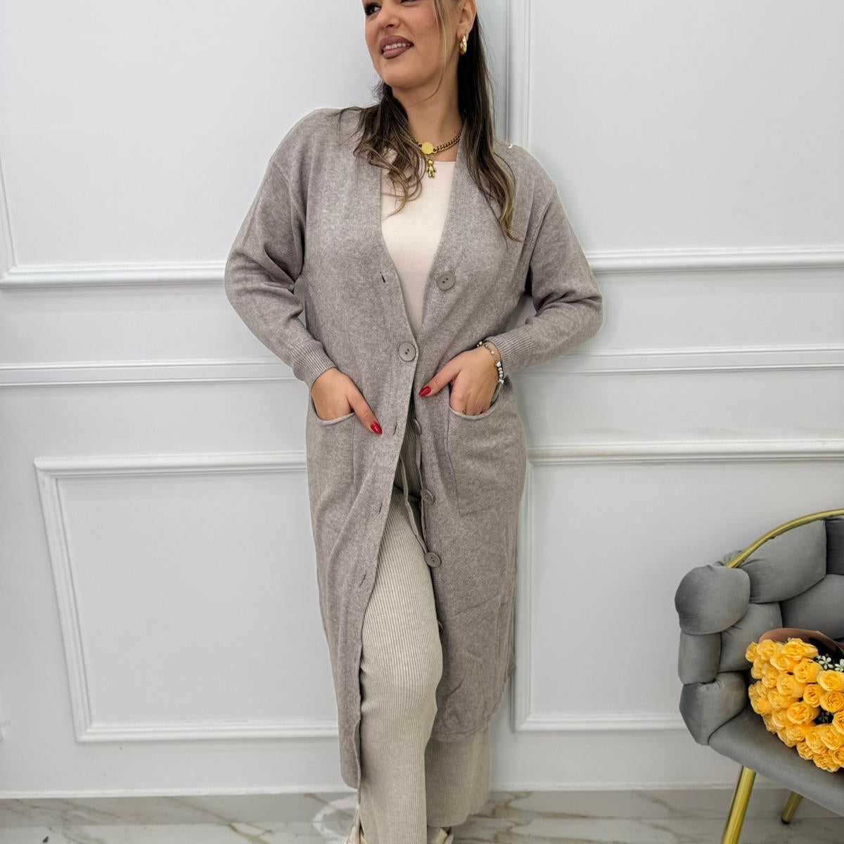 Cardigan lungo con bottoni tono su tono