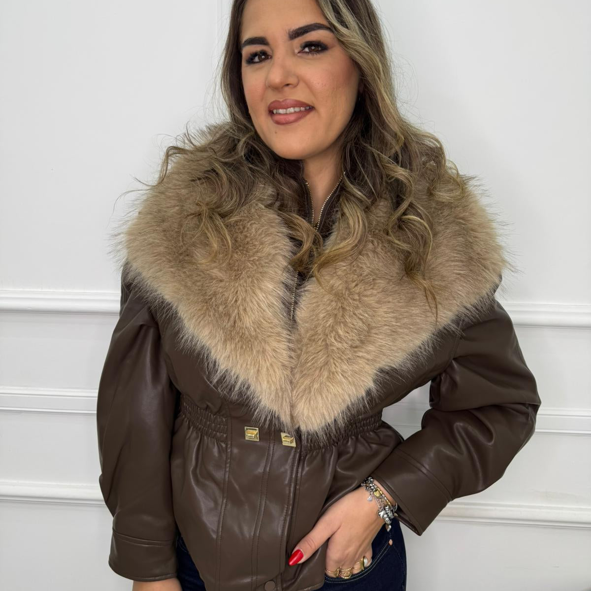 Giubbino in eco pelle con elastico in vita e collo in pelliccia