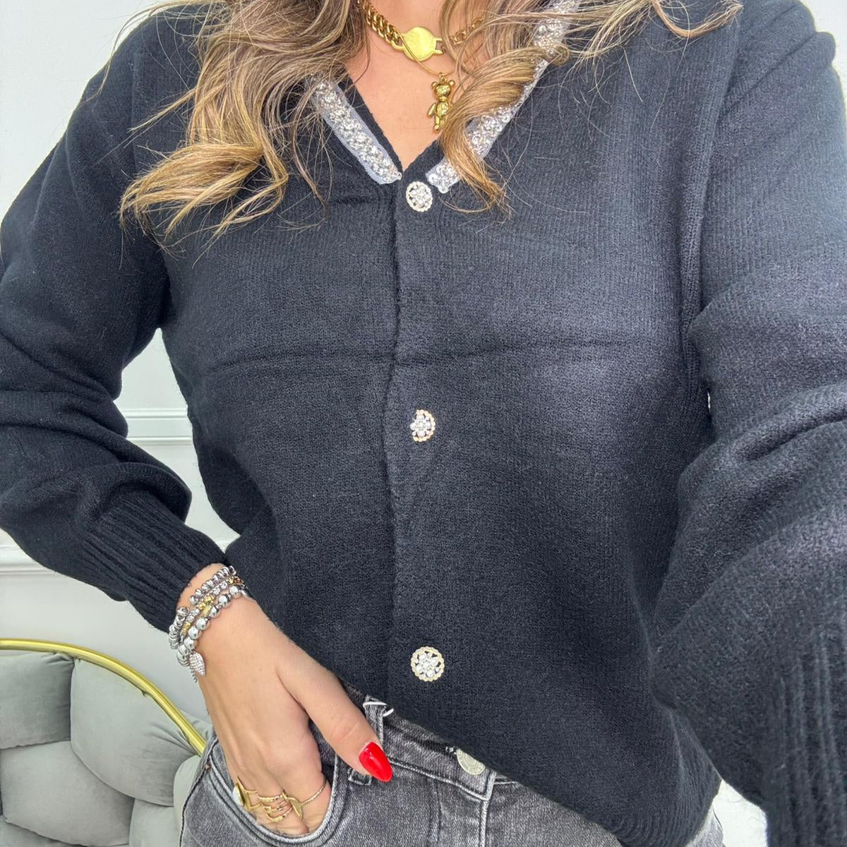 Cardigan con bottoni gioiello e collo particolare