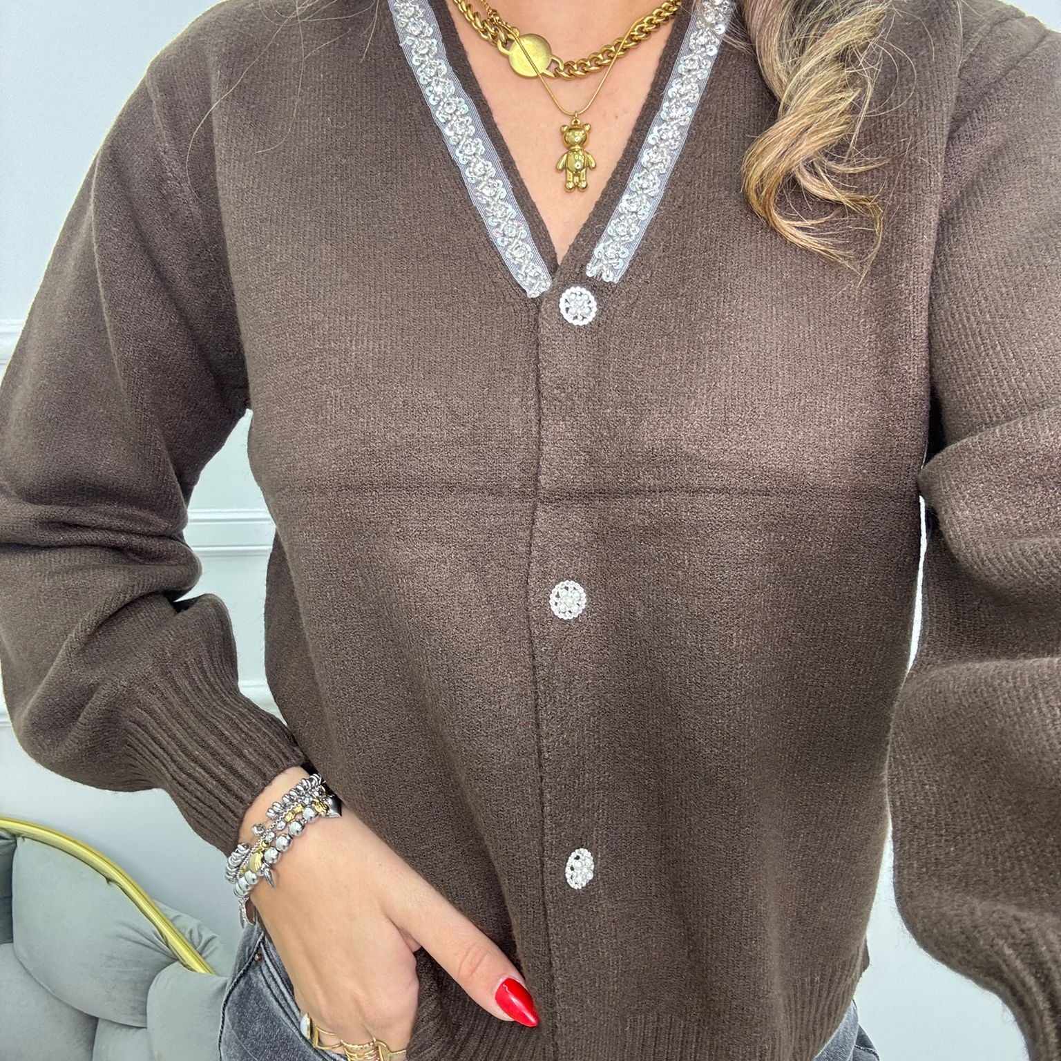 Cardigan con bottoni gioiello e collo particolare