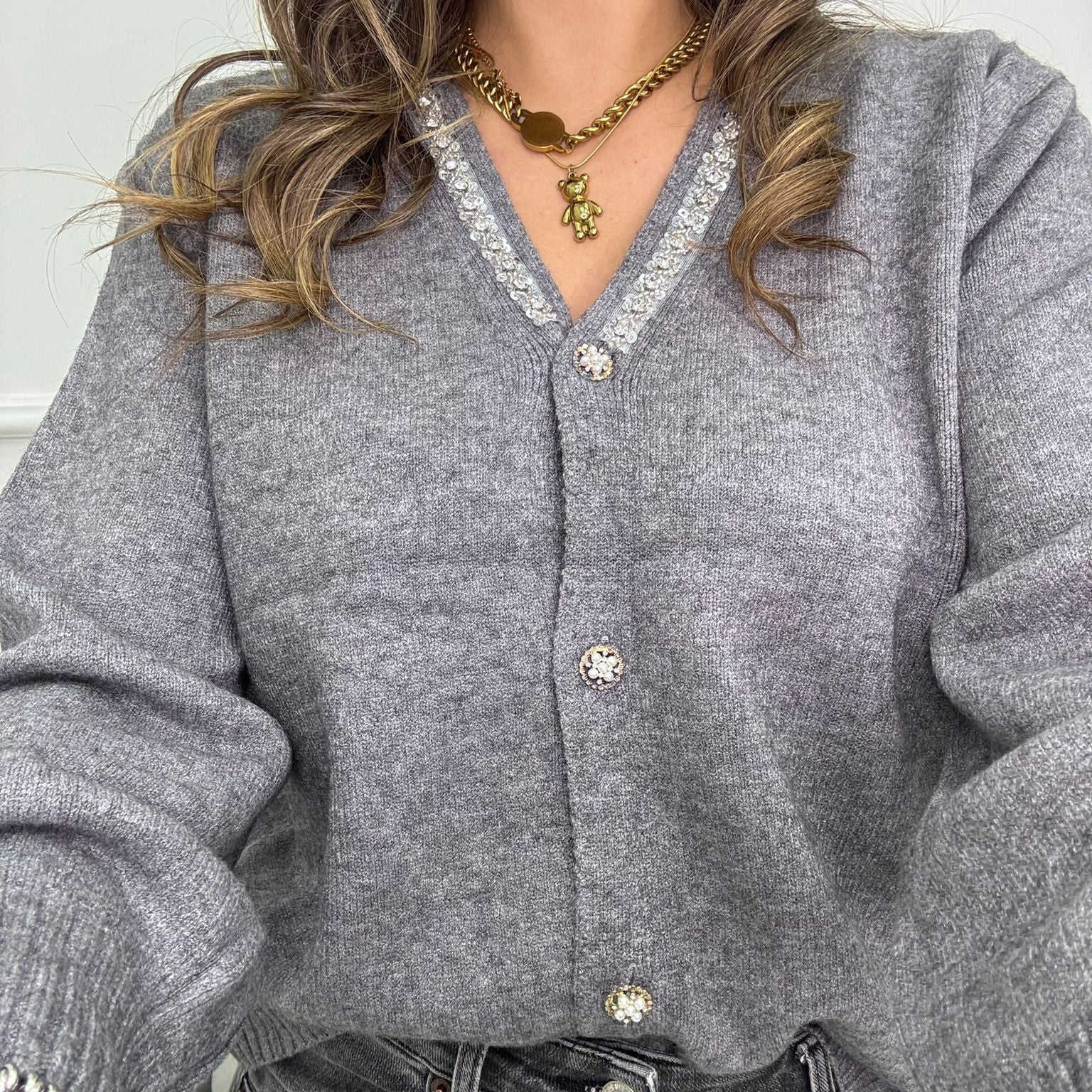 Cardigan con bottoni gioiello e collo particolare