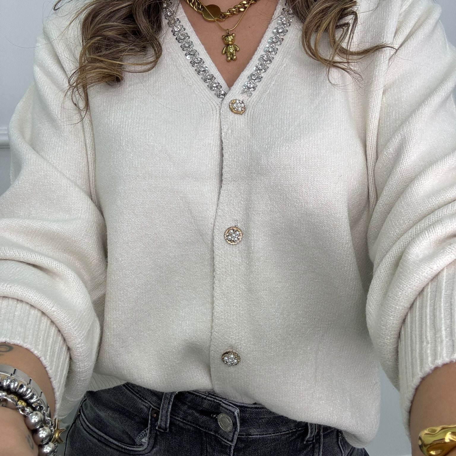 Cardigan con bottoni gioiello e collo particolare